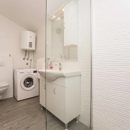 Maza - One Bedroom With Balcony Angela Appartement *