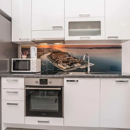 아파트 Maza - One Bedroom With Balcony Angela