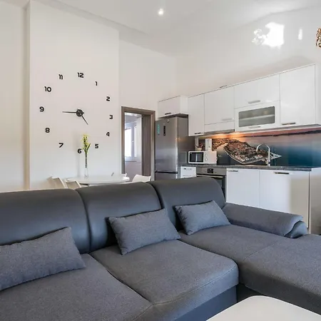 Maza - One Bedroom With Balcony Angela 자다르