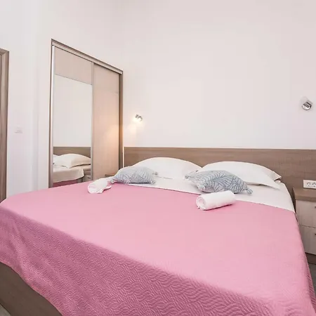 Maza - One Bedroom With Balcony Angela Appartement