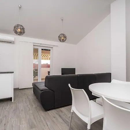 Maza - One Bedroom With Balcony Angela Apartment *