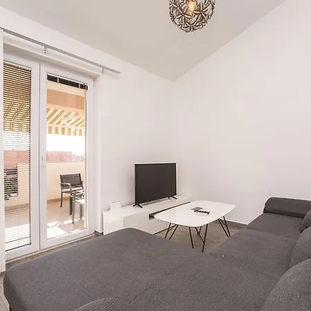 Maza - One Bedroom With Balcony Angela Apartment