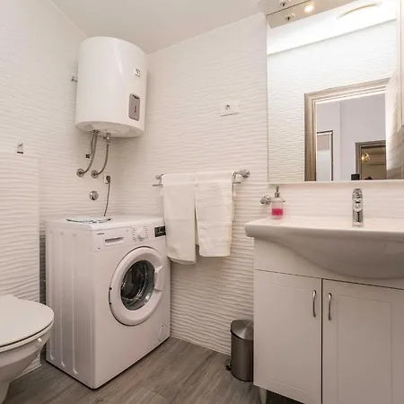 Maza - One Bedroom With Balcony Angela Apartment