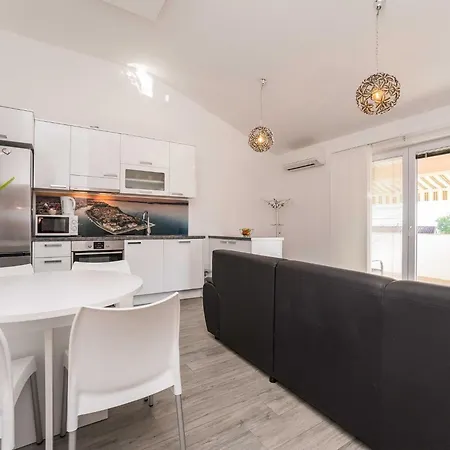 Maza - One Bedroom With Balcony Angela Apartment *